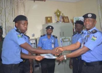 An Karrama Dan Sandan Da ya Mayar Da Dala 800 Da Ya Tsinta