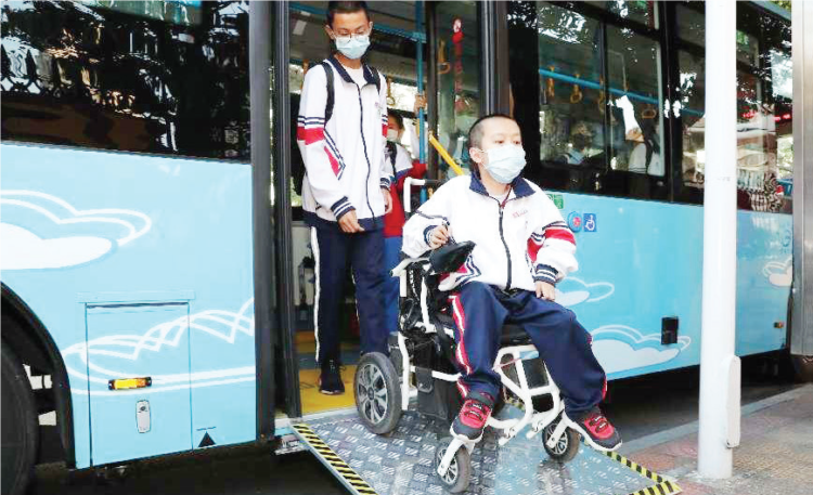 •Yadda aka kawar da matsaloli ga masu bukata ta musamman wajen hawan motar bas a birnin Xiamen na kasar Sin