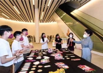 Peng Liyuan Ta Ziyarci Cibiyar Wasannin Kwaikwayo Na Gargajiyar Kasar Sin Da Ke Yankin Al’adun West Kowloon Ta Hong Kong