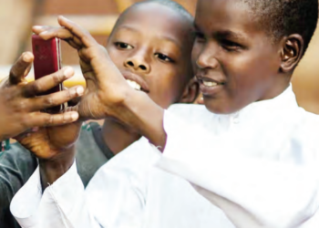 Mu Kula Da Wayoyin Da Ke Hannun Yara