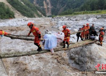 Ma’aikata Sun Dukufa Domin Ceto Wadanda Girgizar Kasa Ta Aukawa A Lardin Sichuan
