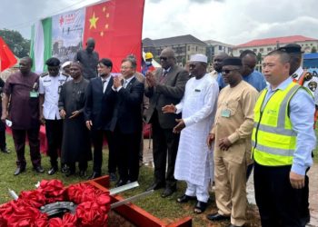 An Kaddamar da Mataki na 2 Na Aikin Kafa Fitilu Masu Amfani Da Hasken Rana Na Ba Da Hannu Ga Motoci A Abuja