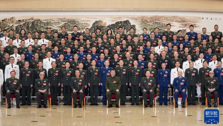新华社照片，北京，2022年10月24日
习近平出席军队领导干部会议并发表重要讲话
10月24日下午，中共中央总书记、国家主席、中央军委主席习近平出席在京召开的军队领导干部会议并发表重要讲话。这是会议召开前，习近平亲切接见出席党的二十大解放军和武警部队全体代表、特邀代表、列席人员。
新华社记者 李刚 摄
