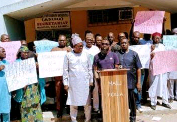 Malaman Jami’ar Yobe Sun Yi Zanga-zanga Kan Rashin Biyansu Albashi 