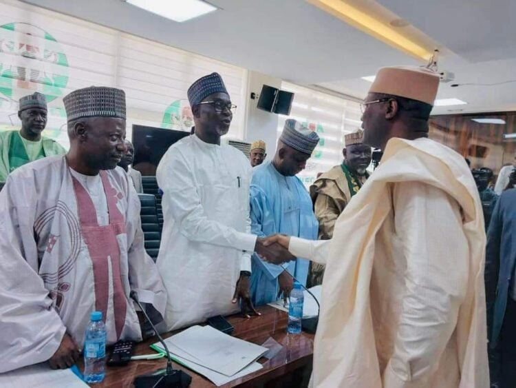 Shugaban INEC, Farfesa Mahmood Yakubu, ya na musabiha da sababbin kwamishinonin zaɓen da aka rantsar