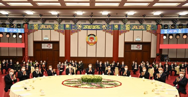 新华社照片，北京，2022年12月30日
    全国政协举行新年茶话会
    12月30日，全国政协在北京举行新年茶话会。党和国家领导人习近平、李克强、栗战书、汪洋、李强、赵乐际、王沪宁、蔡奇、丁薛祥、李希、王岐山出席茶话会并观看演出。
    新华社记者 李学仁 摄