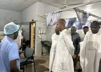 Zulum Ya Kai Wa Majinyata Ziyarar Ba-Zata Cikin Dare A Wasu Asibitocin Jihar