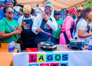 Gwamnan Sanwo-Olu Ya Dafa Abinci A Ranar Bikin Abinci A Legas