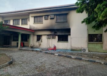 DA DUMI-DUMI: ‘Yan Sanda Sun Dakile Wani Hari A Ofishin INEC Da Ke Imo, Sun Kashe Mahara 3