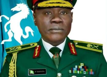 Kotu Ta Bayar Da Umarnin A Cafko Mata Shugaban Sojojin Nijeriya, Faruk Yahaya