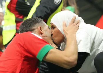 Hakimi Ya Bayyana Dalilin Da Ya Sa Yake Sumbatar Mahaifiyarsa