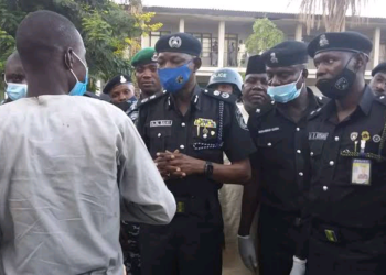 ‘Yan Sanda Sun Damke Wani Mutum Da Katinan Zabe A Kano 