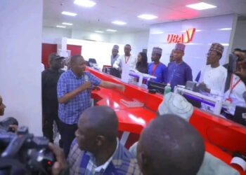 Ku Bayar Da Sabbin Kudi Ko Mu Kwace Takardun Shaidar Mallakarku – Zulum Ga Bankuna A Borno