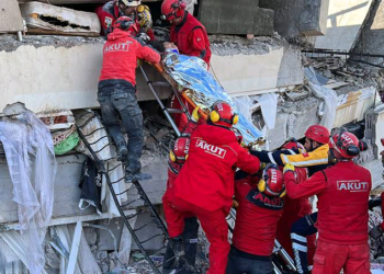 An Ciro Wata Mata Da Rai Daga Baraguzai Bayan Shafe Awa 52 A Turkiyya