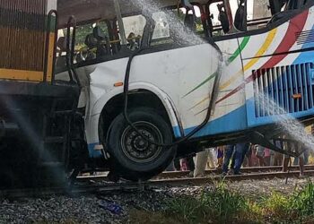 Yanzu-yanzu: Mutane 2 Sun Mutu, Da Dama Sun Raunata A Yayin Da Jirgin Kasa Ya Yi Karo Da Motar BRT A Lagos