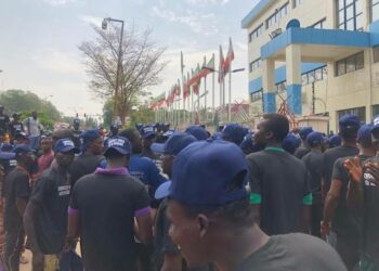 Yanzu-yanzu: Atiku Yana Jagorantar Wata Zanga-zangar Tir Da INEC