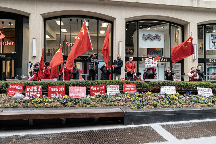 Amurka NEW YORK, UNITED STATES - 2023/03/31: Supporters of unified China gather to protest against the President of Taiwan Tsai Ing-wen as she about to leave Lotte New York Palace Hotel. The President of Taiwan will continue to visit Washington, DC, Los Angeles and South American countries later on. (Photo by Lev Radin/Pacific Press/LightRocket via Getty Images)