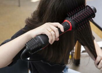 Amfani Da Brush Wajen Kwantar Da Gashi