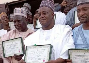 INEC Ta Bai Wa Zababben Gwamnan Kebbi Takardar Shaidar Lashe Zabe