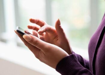 Shin Ya Halatta Matar Aure Ta Yi Facebook? (Fatawa)