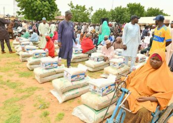 Cire Tallafi: Gwamnan Gombe Ya Raba Kayayyakin Abinci Da Kayan Noma Ga Mutane 450,000