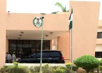 Dan Daba Ya Yi Wa Dan Jarida Dukan Tsiya A Cikin Gidan Gwamnatin Adamawa