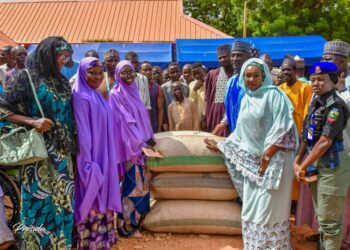 Uwargidan Gwamnan Kebbi Ta Tallafawa Mata 500 Da Buhunan Gyada Da Tsabar Kudi