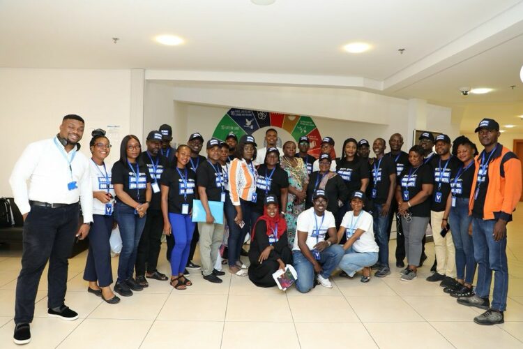 ƙwaƙwalwa Dandazon 'yan jaridar da aka horas tare da kwararrun da suka bayar da horo bayan kammala horaswar a ranar Talata