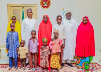 Gwamna Dauda Lawal Ya Yi Wa Matar Da ‘Yan Bindiga Suka Raba Da Muhallinta Shatara Ta Arziki