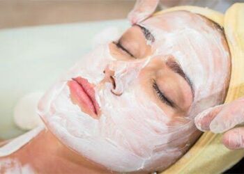 Yadda Uwargida Za Ta Gyara Fuska Da Abubuwa Masu Sauki