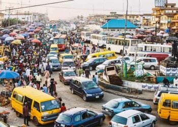 Tsokaci A Kan Yadda Wasu Mata Ke Baje Kolin Hira A Cikin Motocin Haya