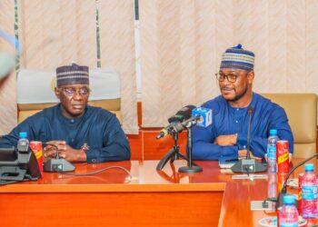 Gwamna Lawal Ya Ziyarci Hukumar ‘Yan Gudun Hijira, Ya Karbo Wa Zamfara Kayan Tallafi