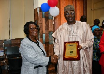 Hukumar Zaɓen Kasar Laberiya Ta Karrama Shugaban INEC Da Lambar Yabo