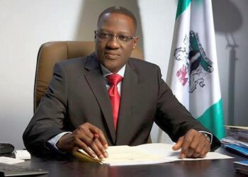 Tsohon Gwamnan Jihar Kwara Ya Bayyana A Ofishin Hukumar EFCC Da Ke Jihar