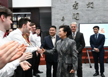 Peng Liyuan Ta Gana Da Dalibai Da Malaman Sakandaran Jamus Dake Beijing