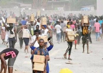 Wasu Mazauna Abuja Sun Shiga Rumbun Ajiya Na Hukumar NEMA Sun Sace Kayan Abinci