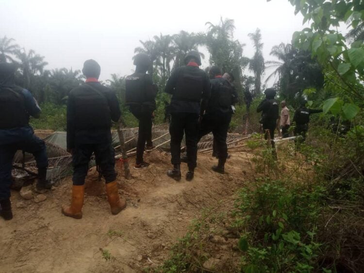 HOTUNA: Yadda Jami’an Tsaro Suka Lalata Haramtacciyar Matatar Danyen Mai A Ribas