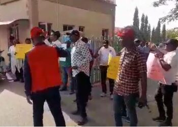 Ma’aikatan Kamfanin Samar Da Lantarkin Kaduna Sun Tsunduma Yajin Aikin Sai Baba Ta Gani