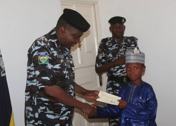 Kwamishinan ‘Yansandan Zamfara Ya Bayar Da Cek Na Sama Da Miliyan 50 Ga Iyalan ‘Yansandan Da Suka Rasu
