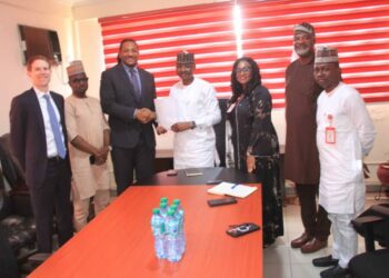 EFCC Ta Miƙa Wa FBI $22,000 Da Ta Ƙwato Daga Hannun Masu Satar Kuɗaɗe Ta Yanar Gizo