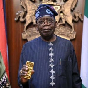 Shugaban ƙasa Bola Ahmed Tinubu riƙe da sarrfaffen Zinariya ƙirar Nijeriya 