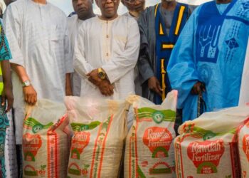 Sanata Saliu Ya Raba Taki Da Injinan Ban Ruwa Ga Manoman Kwara