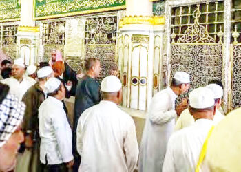 Falalar Ziyarar Kabarin Annabi SAW (2)