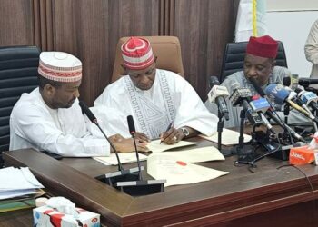 Yanzu-yanzu: Gwamna Yusuf Ya Rattaba Hannu Kan Dokar Samar Da Masarautu Uku Masu Daraja Ta Biyu A Kano