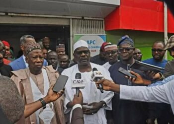 Ndume Ya Ba Ganduje Haƙuri Kan Kalaman Da Ya Yi Kan Tinubu Da Suka Yi Sanadin Sauke Shi