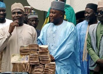 Sanata Bomai Ya Bada Tallafin Miliyan 20 Da Tufafi Ga Wadanda Ambaliyar Ruwa Ta Shafa A Yobe