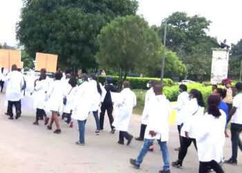 Kungiyra Likitoci Ta Nijeriya Ta Fara Yajin Aikin Gargadi Na Kwanaki 7 Kan Garkuwa Da Abokiyar Aiki 