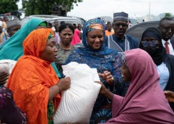 Uwargidan Gwamnan Zamfara Ta Tallafawa Majinyata 1000 Da Abinci Da Kuɗi