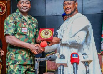 Yaƙi Da ‘Yan Bindiga: Yadda Gwamna Dauda Ya Karɓi Baƙuncin Babban Hafsan Tsaro