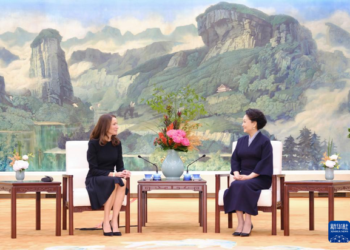 Madam Peng Liyuan Ta Sha Shayi Kuma Ta Tattauna Da Suzanne Innes-Stubb
